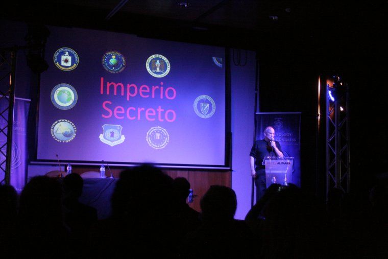 Stephen Basset durant la seva conferència al II Ufology World Congress