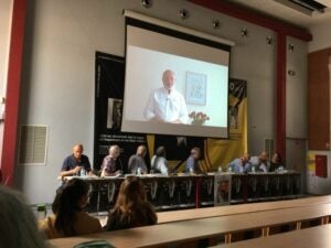 Una imatge de la taula rodona, durant la salutació del conseller Puig