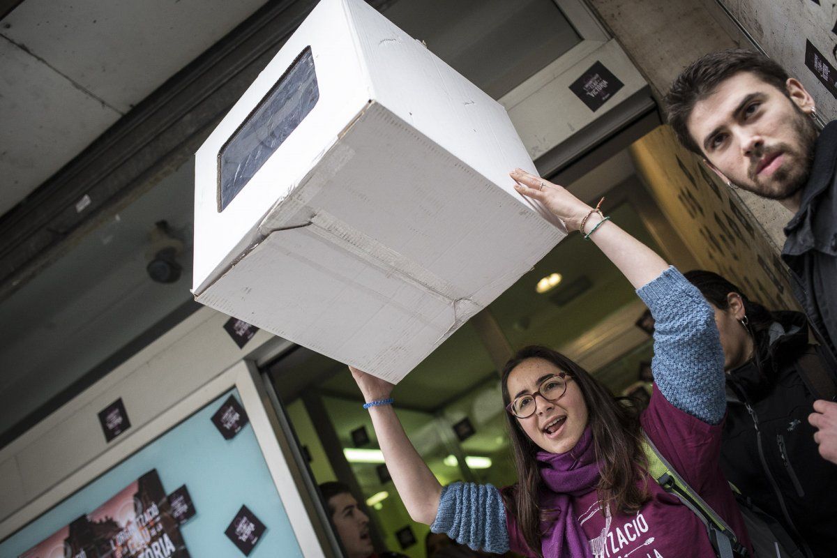 Arran intenta ocupar la seu del PP