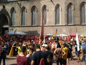 El Fossar de les Moreres ha estat ple d'independentistes de signes i orígens diferents durant tot el dia
