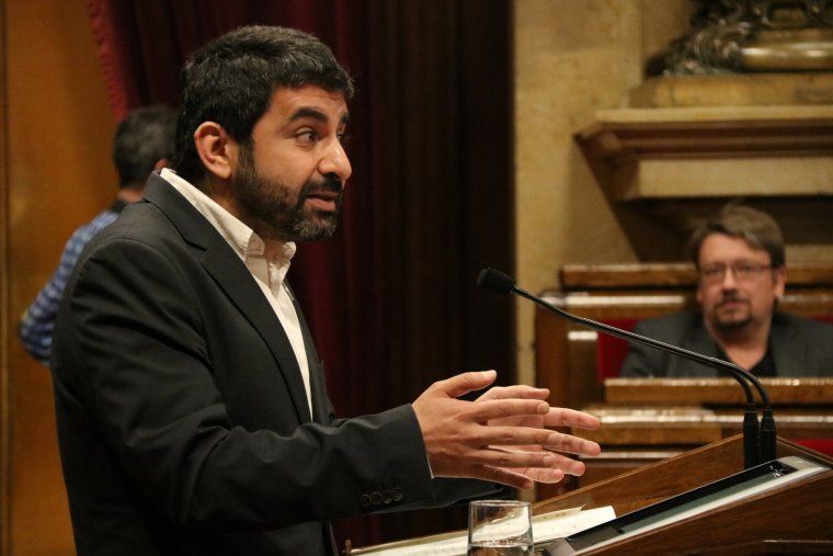 El diputat d'ERC Chakir El Homrani gesticulant al faristol del Parlament