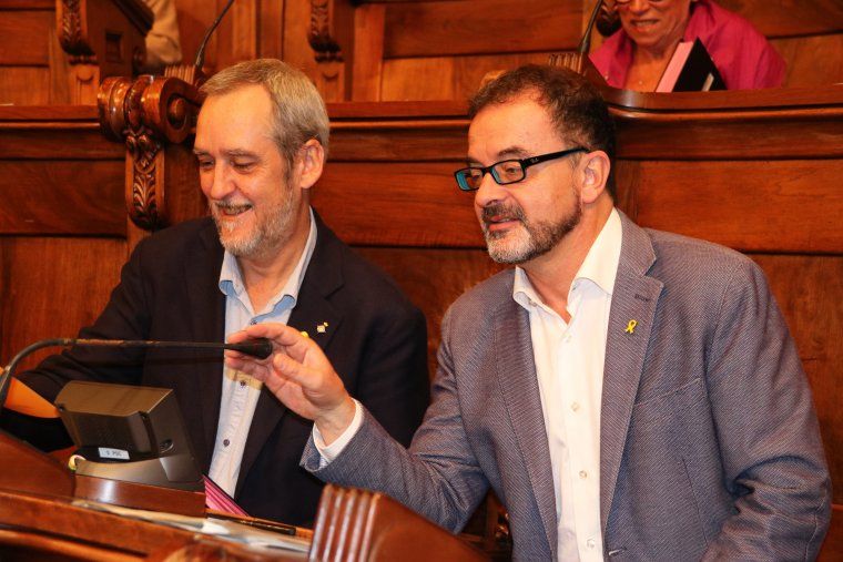 Els regidors d'ERC a l'Ajuntament de Barcelona, Jordi Coronas i Alfred Bosch, durant el ple de l'Ajuntament