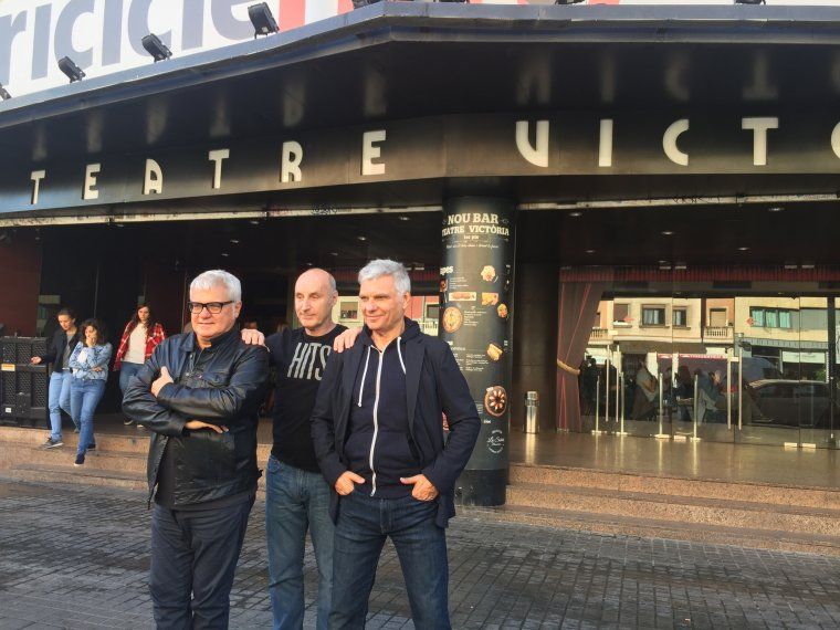 Paco Mir, Joan Gràcia i Carles Sans a les portes del Teatre Victòria de Barcelona