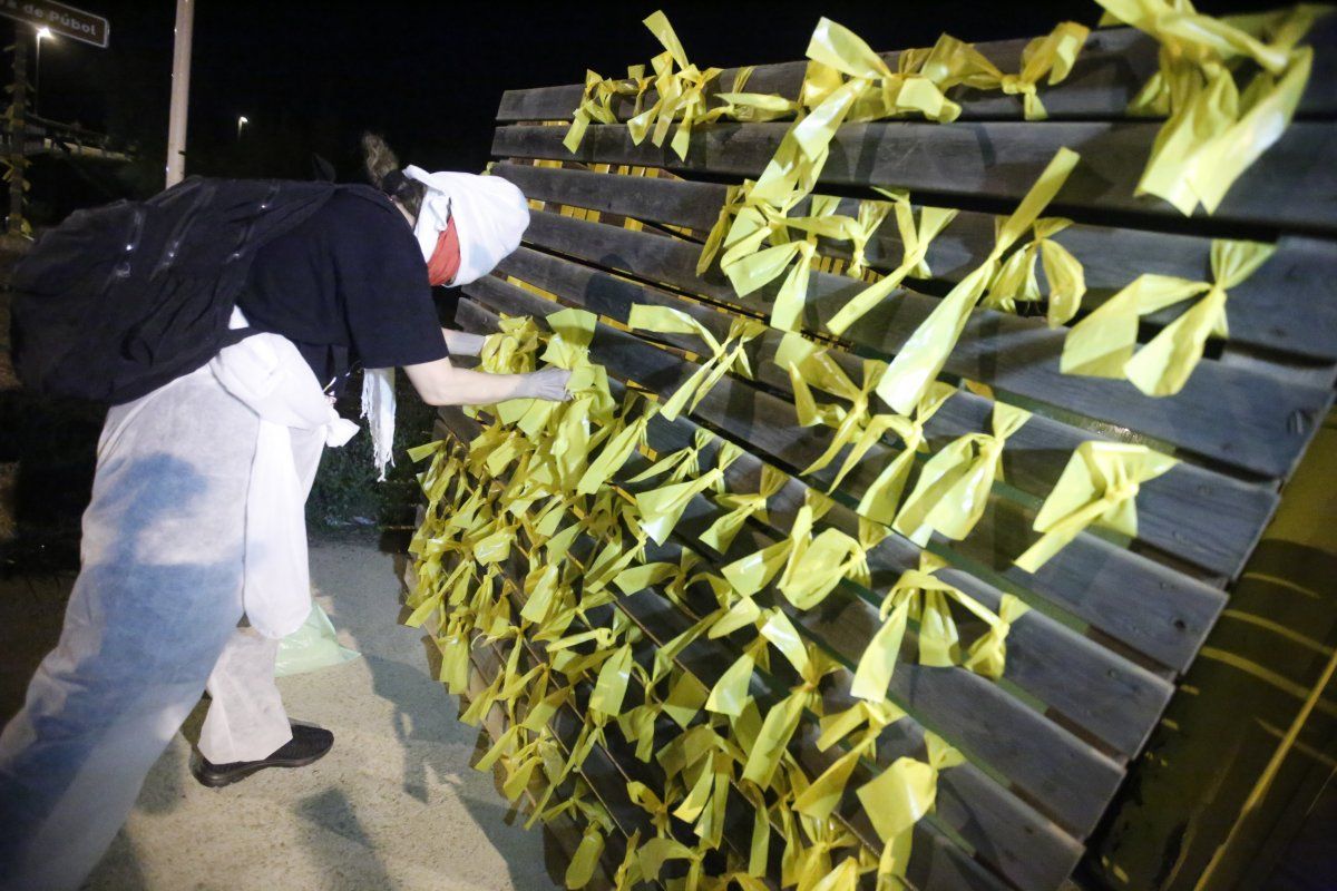 Desenes d'espanyolistes retiren llaços grocs