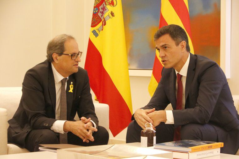 El president de la Generalitat, Quim Torra, xerrant amb el president del govern espanyol, Pedro Sánchez