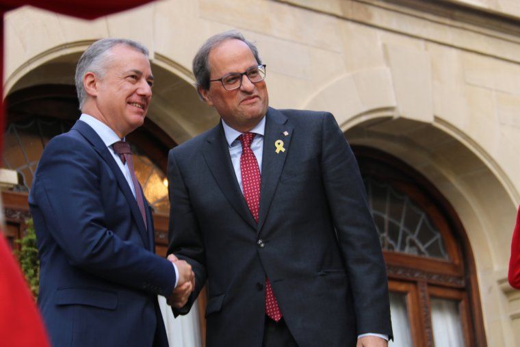 Urkullu i Torra encaixant les seves mans