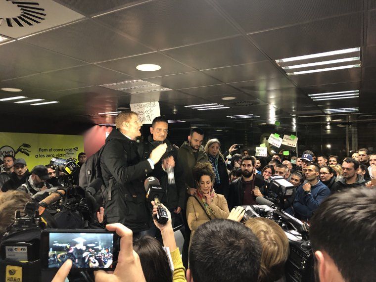Membres de la plataforma MosSOS i sindicats expliquen el resultat de la protesta