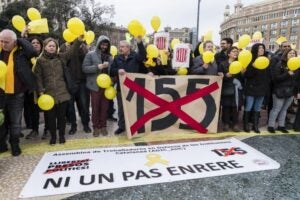 Pancarta en contra de l'aplicació del 155 amb el lema "ni un pas enrere"