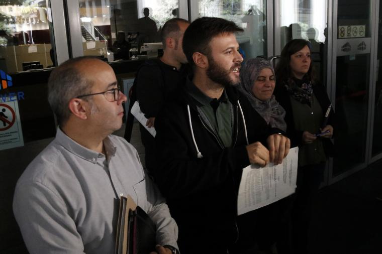 El regidor José Téllez estripa la resolució judicial a les portes de l'ajuntament de Badalona