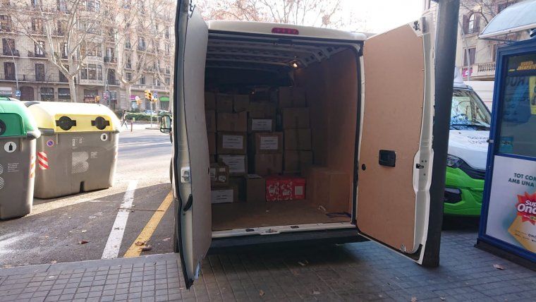 Una imatge de les furgonetes del trasllat de la seu del PDeCAT