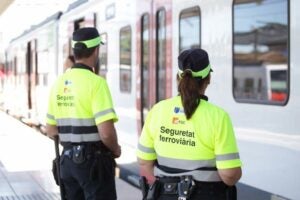 Vigilants de seguretat amb els nous uniformes