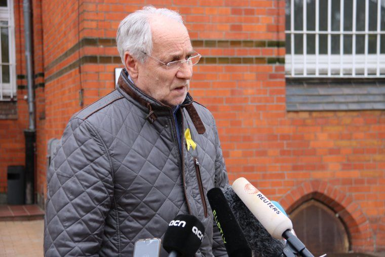 L'eurodiputat Ivo Vajgl, en un moment de l'atenció als mitjans de comunicació posterior a la seva reunió amb Carles Puigdemont a la presó de Neumünster