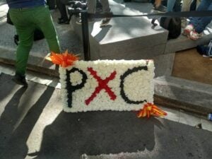 L'ofrena de PxC ha estat treta del monument i llençada a un cantó