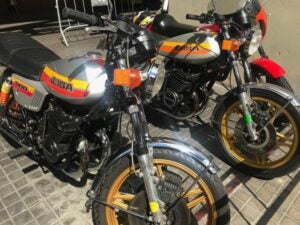 Dues Ossa Yankee 500 aparcades a la vorera de la Farga, a L'Hospitalet