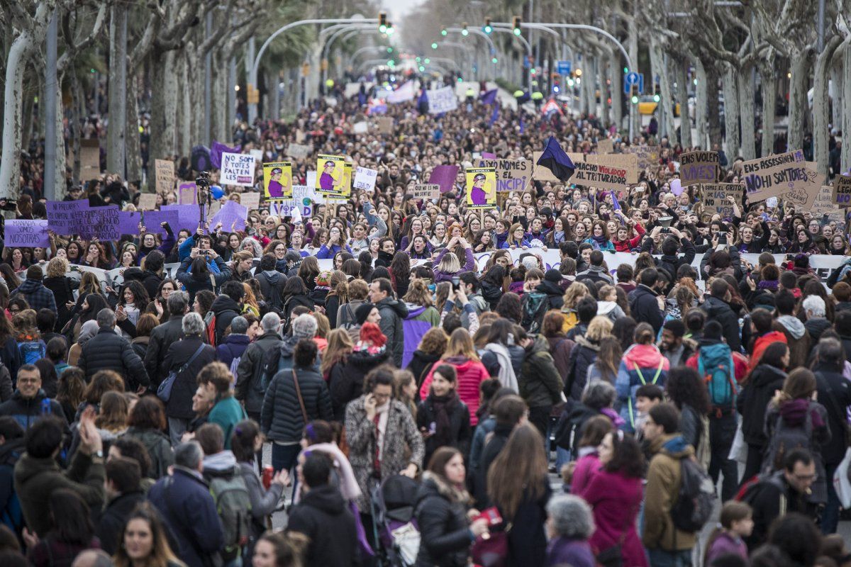 Les dones surten al carrer per reivindicar els seus drets