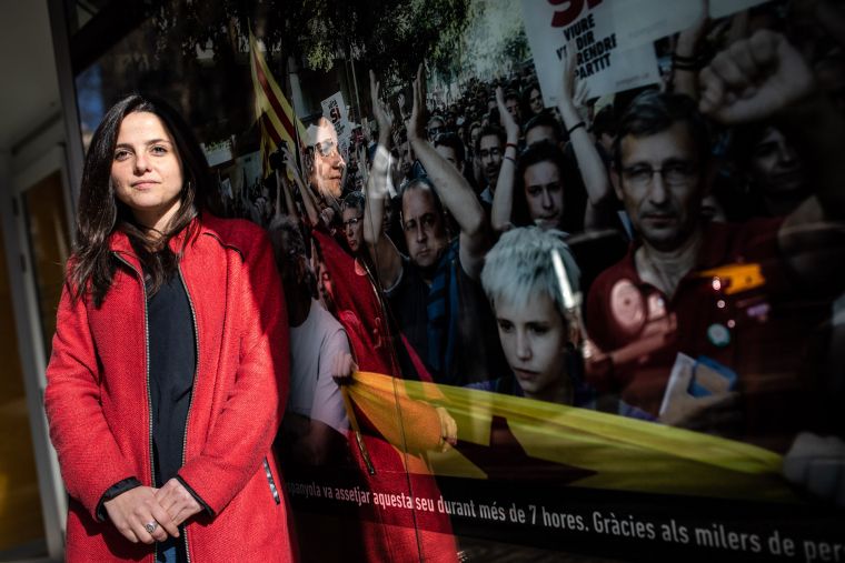 Maria Sirvent a les portes de la seu de la CUP a Barcelona