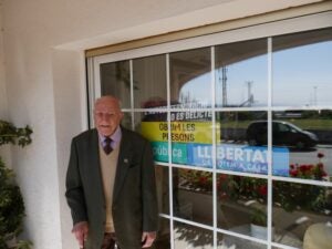 Miquel Pàmies a la terrassa de casa seva, on hi té diversos cartells de caràcter independentista
