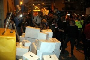 Urnes davant la caserna de la Guàrdia Civil