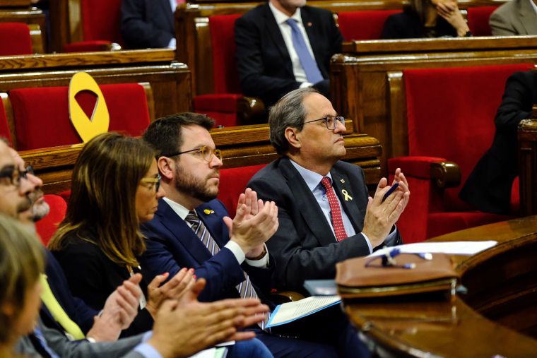 Torra i la resta de membres de Govern en el ple