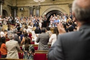 L'hemicicle aplaudeix les entitats memorialistes i els...