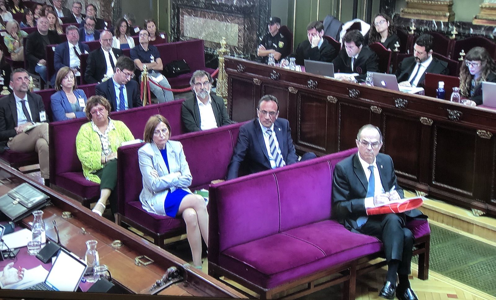 Els presos polítics, llevat de Junqueras i Romeva, seuen a la banqueta dels acusats mentre escolten els informes