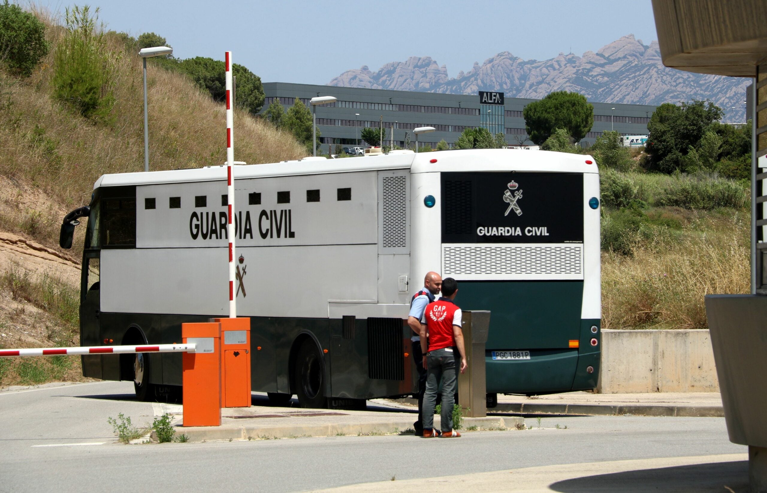 L'autobús de la Guàrdia Civil amb els polítics presos entrant al recinte de Brians 2