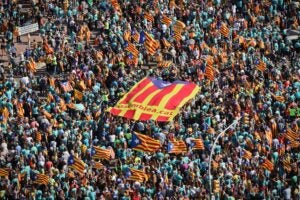 Una estelada gegant a la manifestació de la Diada 2019