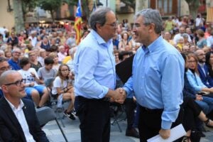 Torra i Josep Manel Ximenis, impulsor de la consulta, en...