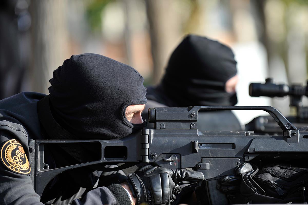 Guàrdies Civils del ARS amb fusells d'assalt