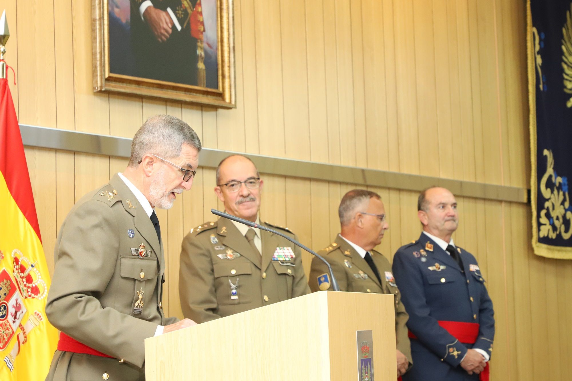 El general Romero, en el moment de prendre possesió del càrrec, amb la mirada d'aprivació del JEMAD