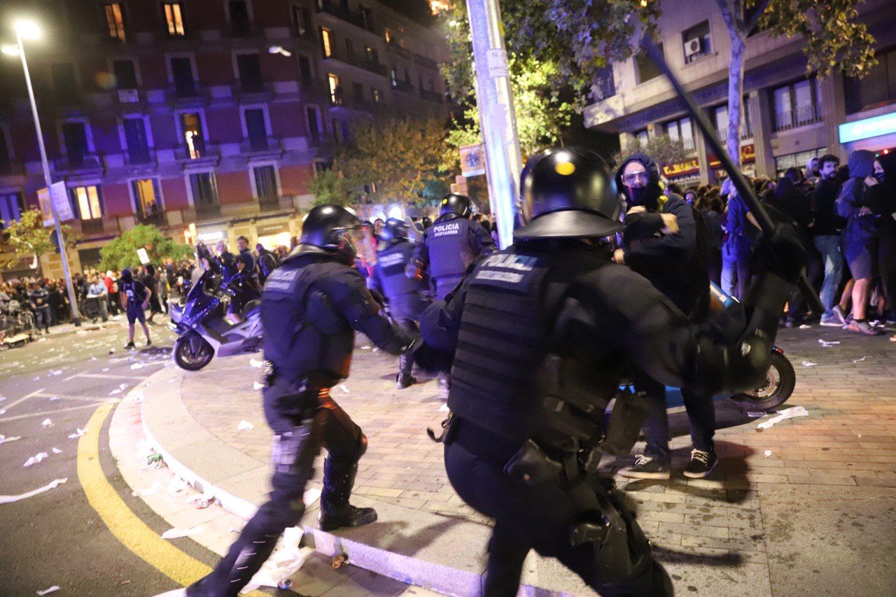 Càrregues dels Mossos al Passeig de Sant Joan