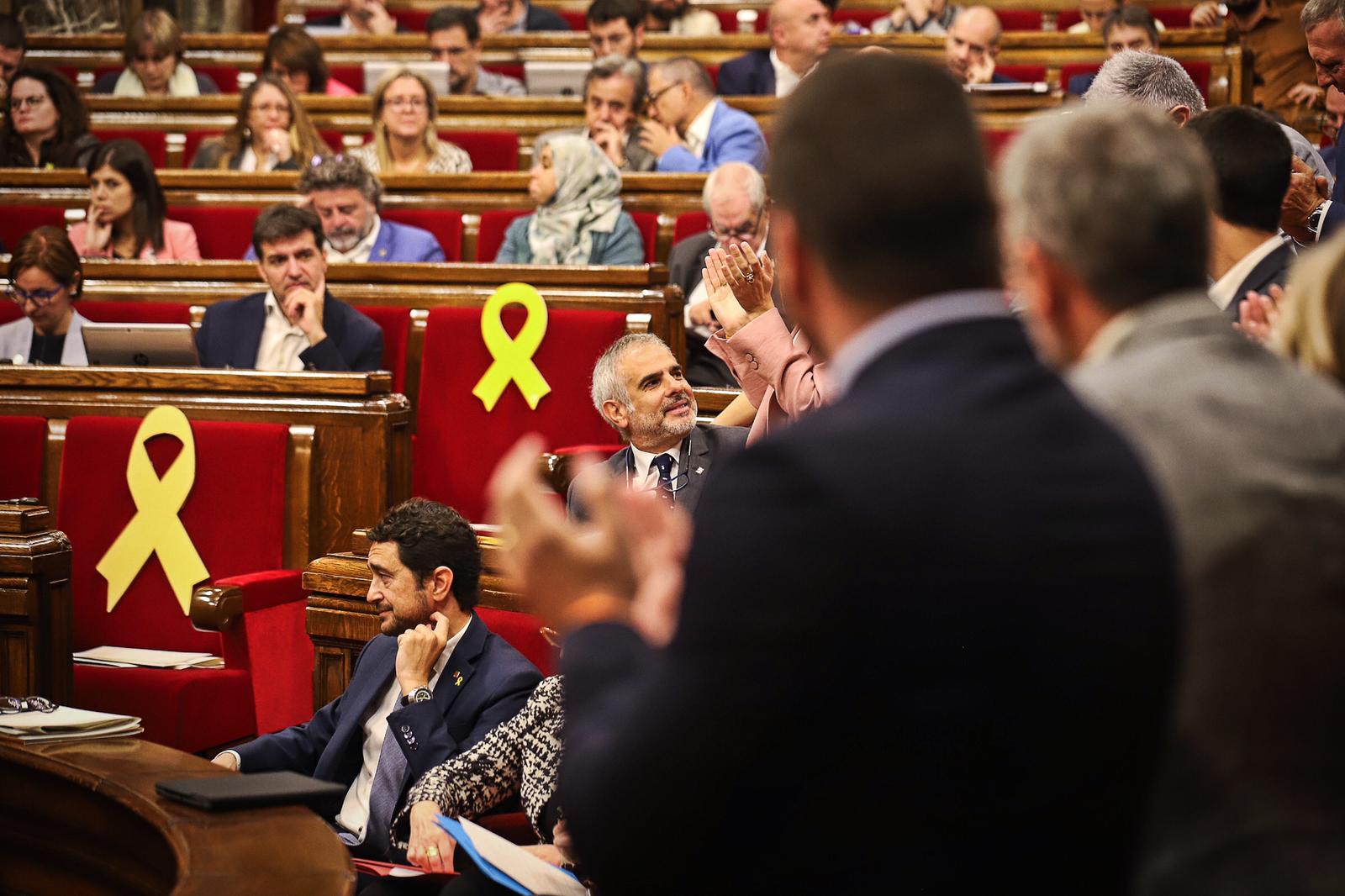 Els diputats de Ciutadans aplaudeixen Carlos Carrizosa després de pronunciar el seu discurs en el debat de moció de censura a Quim Torra