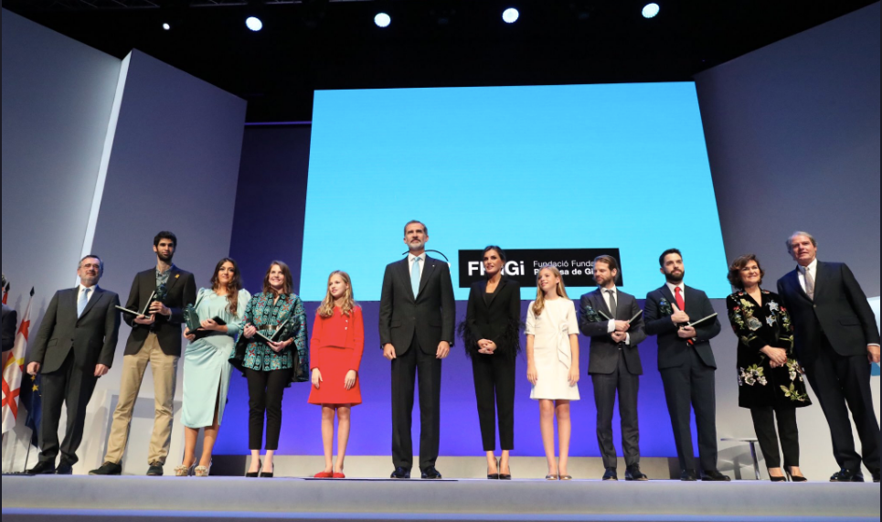 Ros-Oton (a la dreta amb el llaç groc) a la foto de família amb la Casa Reial (Casa Real)