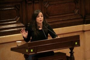 Maria Sirvent al faristol del Parlament (ACN)