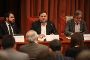 Junqueras, assegut a la sala de la comissió del 155
