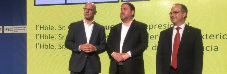 Raül Romeva, Oriol Junqueras i jordi Turull amb una urna del referèndum