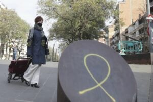 Una dona es tapa el rostre en un carrer dissabte a Barcelona (EP)