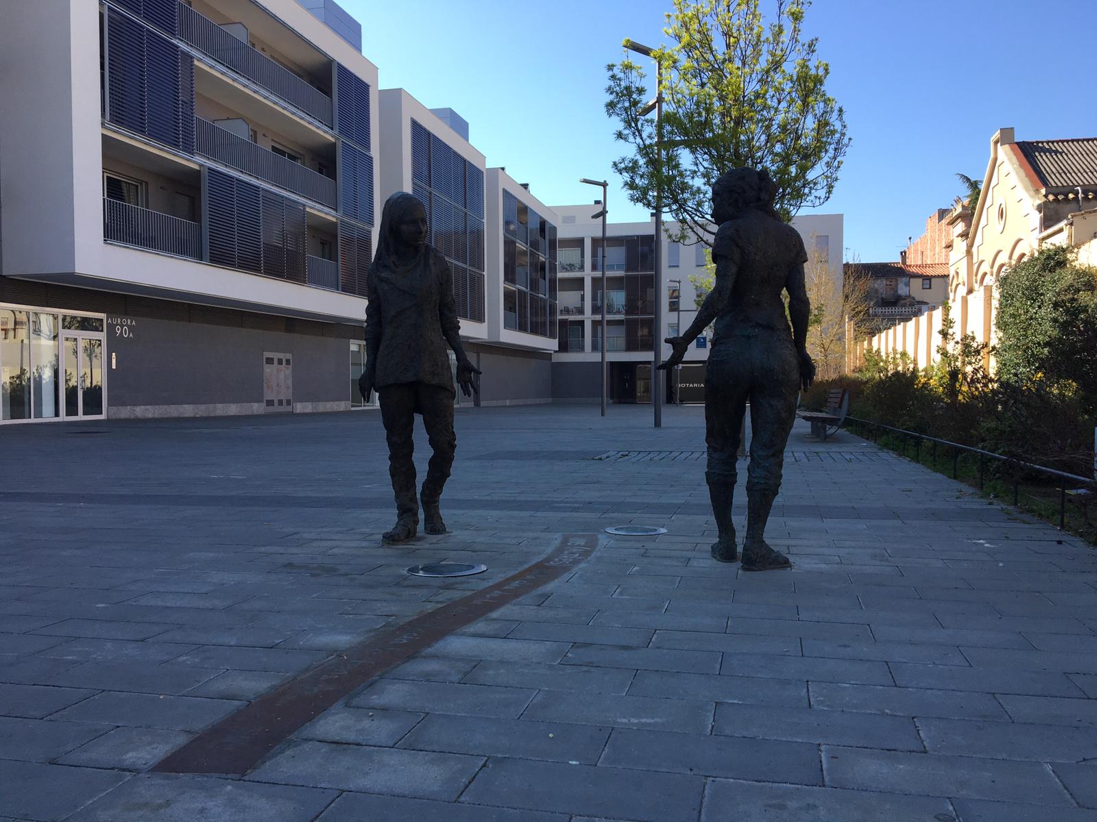 L'escultura Nosaltres de Teresa Riba a la plaça de Cal Font d'Igualada aquest diumenge/Santi Vidal