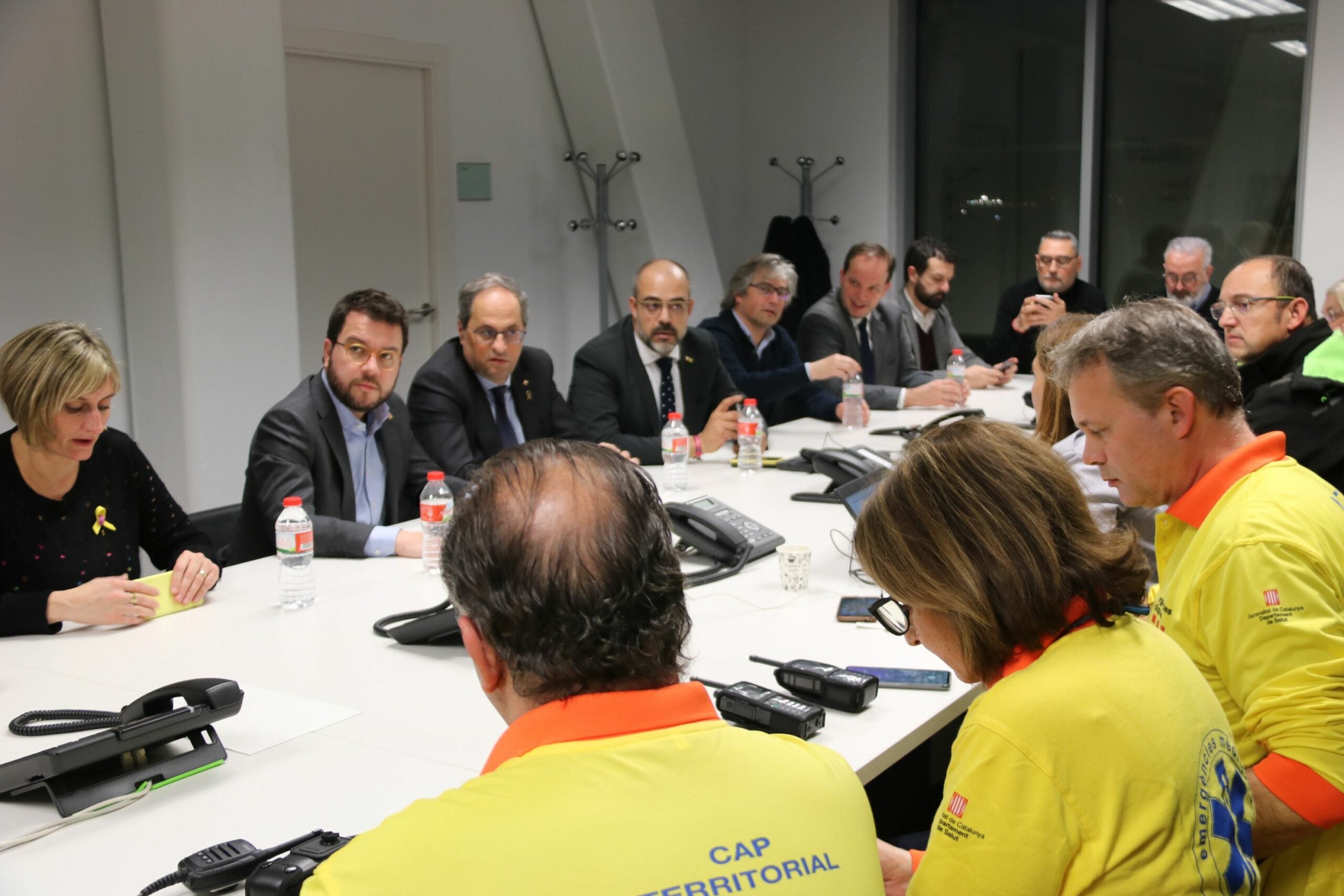 Pla general de la reunió dels equips d'emergències amb el president Quim Torra, el vicepresident Pere Aragonès i els consellers Buch i Vergès al centre de coordinació del 112 a Reus
