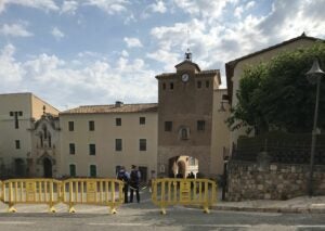 L'entrada de Poblet, tancada a pany i forrellat