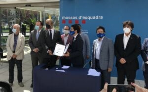 Buch i Calvet, en la signatura del conveni per l'espai de Mossos a Pal