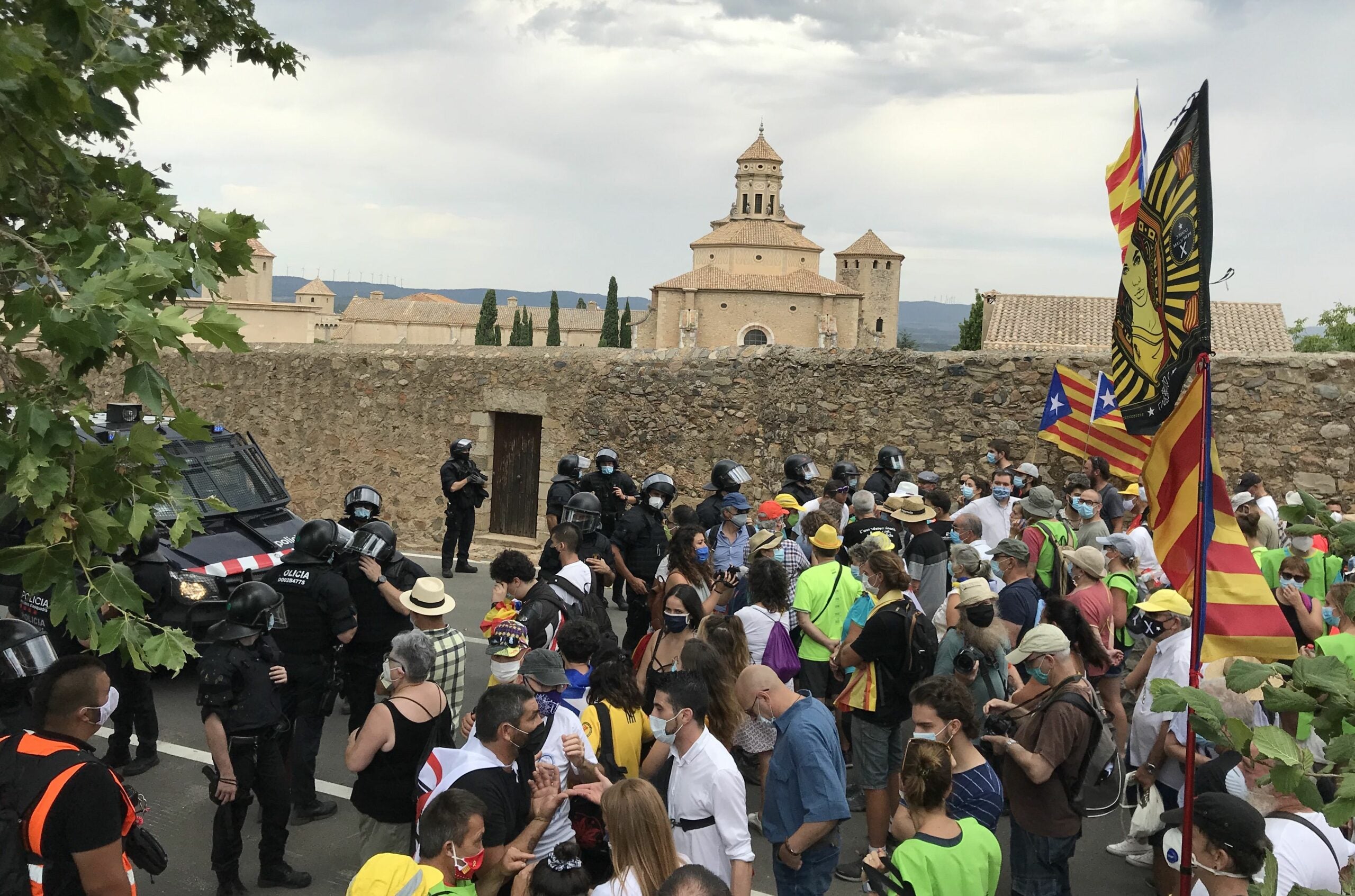 Una imatge de Poblet, els Mossos i els manifestants per la visita del rei
