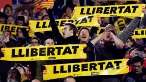 La grada del Camp Nou mostra les cartolines amb el lema "Llibertat" repartides en la pr?via per ?mnium i l'ANC
