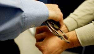 Els Mossos posant les manilles a un detingut