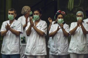Personal sanitari el 17 de maig a Barcelona durant els aplaudiments de