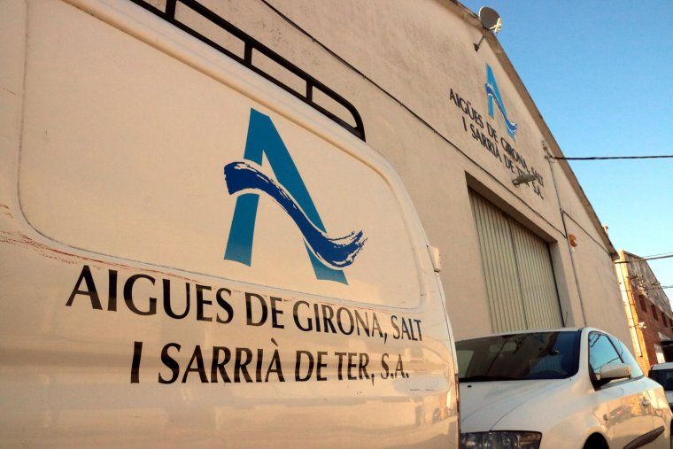 Una furgoneta d'Aig?es de Girona davant d'una de les naus de l'empresa registrada a Fornells de la Selva