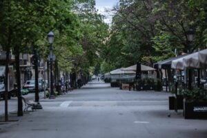 La Rambla de Catalunya completament buida el dia de Sant Jordi