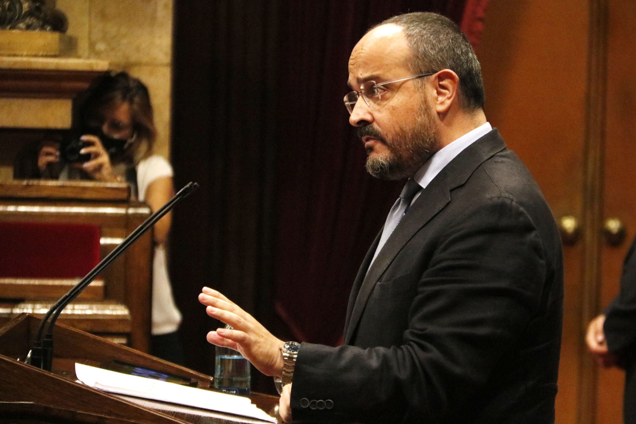 Alejandro Fernández al faristol del Parlament