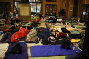 La gent dorm dins l'edifici de l'Escola Industrial per assegurar que el refer?ndum se celebra sense problemes