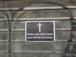 Un cartell enganxat a la persiana de L'Anxoveta de Sants / J.A.G.